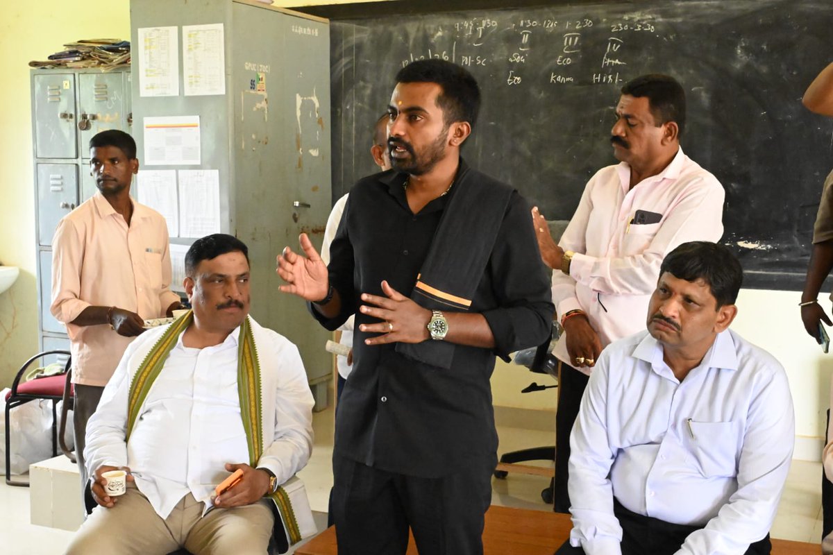 APRanganath's tweet photo. ದೊಡ್ಡಬಳ್ಳಾಪುರ ಶಾಸಕರಾದ ಶ್ರೀ ಧೀರಜ್ ಮುನಿರಾಜು ಅವರೊಂದಿಗೆ ವಿವಿಧ ಶಾಲೆಗಳಿಗೆ ಭೇಟಿ ನೀಡಿ, ಶಿಕ್ಷಕ ಬಾಂಧವರಲ್ಲಿ ಅಕ್ಟೋಬರ್ 23ರ MLC ಚುನಾವಣೆಗೆೆಂಬಲ ಕೋರಲಾಯಿತು. 
#Doddaballapura #DheerajMuniraju #MLCElection2026 #BangaloreTeachers #FirstPreferenceVote #NDA #RanganathAP https://t.co/uuUH7ffj6v