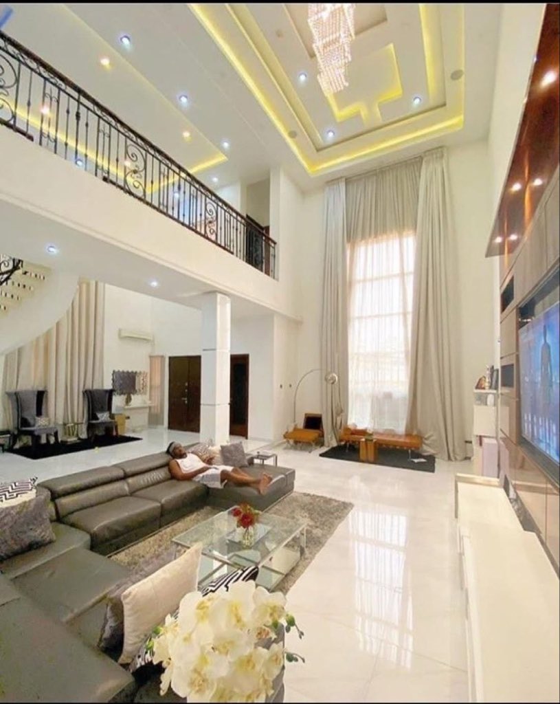 S_kyy001's tweet photo. my dream house       vs      Tinubu dreams for me https://t.co/T1fOAThYsJ