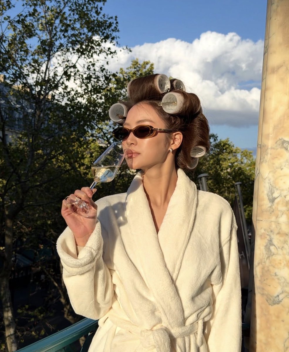 viewjune18's tweet photo. She knows we’re downbad for her😩

#MiuNatasha https://t.co/j9ZTKZwweJ