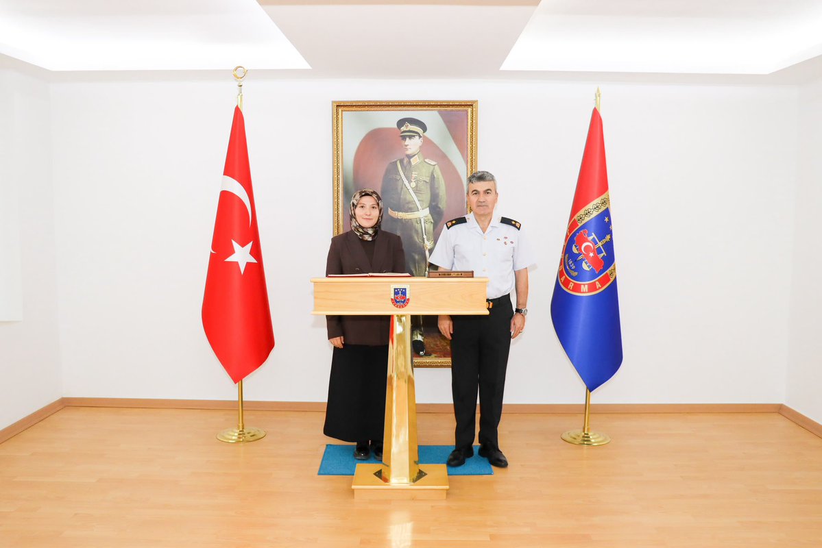 tcfelahiye's tweet photo. Kaymakamımız Sayın Esma ATASEVER SAĞIROĞLUGİL, Kayseri İl Jandarma Komutanı Tuğgeneral Sayın Bilgihan YEŞİLYURT’u makamında ziyaret etti.
@kayserivaliligi 
@gokmen_cicek_ https://t.co/jXmz9kkGTI
