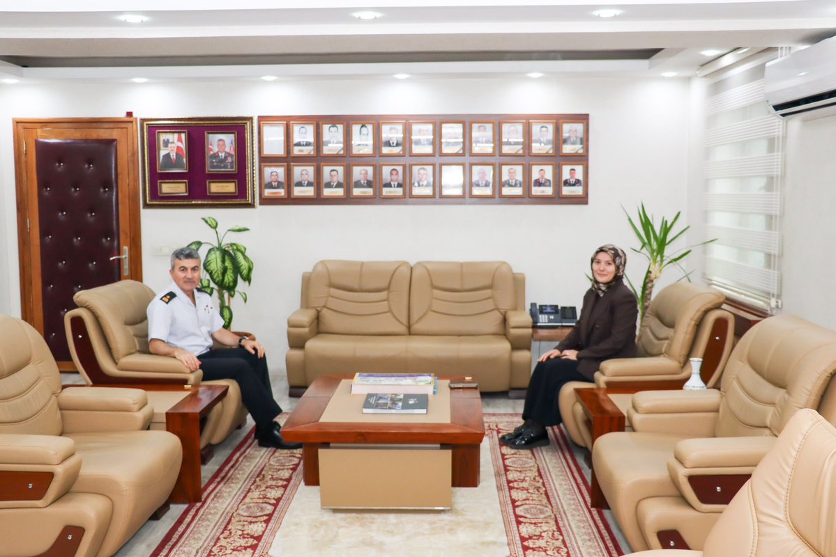 tcfelahiye's tweet photo. Kaymakamımız Sayın Esma ATASEVER SAĞIROĞLUGİL, Kayseri İl Jandarma Komutanı Tuğgeneral Sayın Bilgihan YEŞİLYURT’u makamında ziyaret etti.
@kayserivaliligi 
@gokmen_cicek_ https://t.co/jXmz9kkGTI