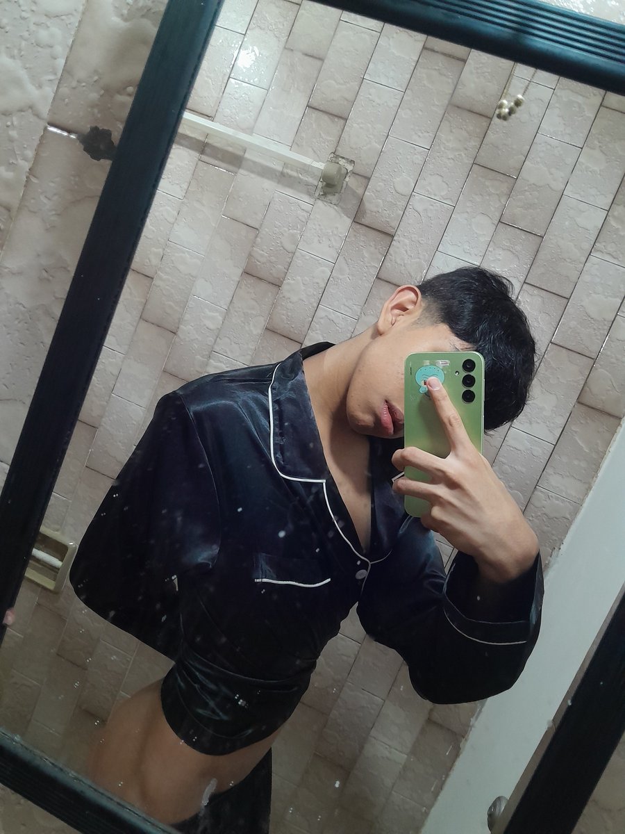 IanGeeovanny's tweet photo. Como les gustó más?
Ropa normal ///pijamita?? https://t.co/Uhr43ireCD