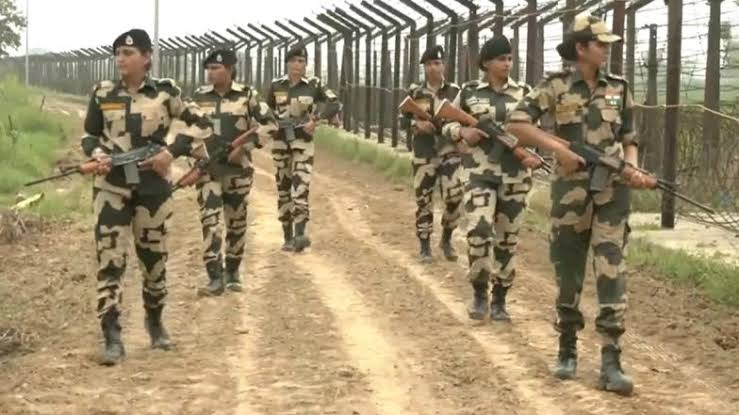 fronlines's tweet photo. Where others see a border, they see a duty to protect. Where others see challenges, they stand strong with courage and dedication. 🇮🇳 
A proud salute to the fearless women of the BSF, serving the nation with unwavering commitment. 🫡 https://t.co/zkV2l6Trsb