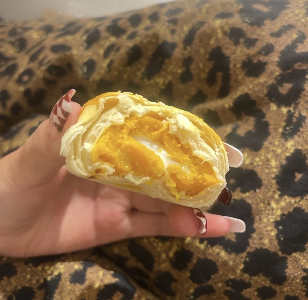 MariluDitsdssq's tweet photo. Just bit into a warm, crispy salted egg yolk bun—oozing goodness in every bite ， https://t.co/06rX3H42j7