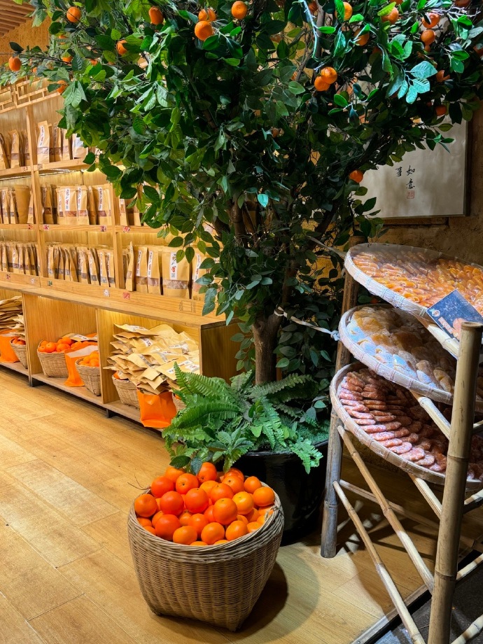 zyxstkc6e's tweet photo. Guess what I found in the market today—fresh citrus, orange peels, and a super sturdy storage shed for my kitchen! https://t.co/HpfkFdjnMg