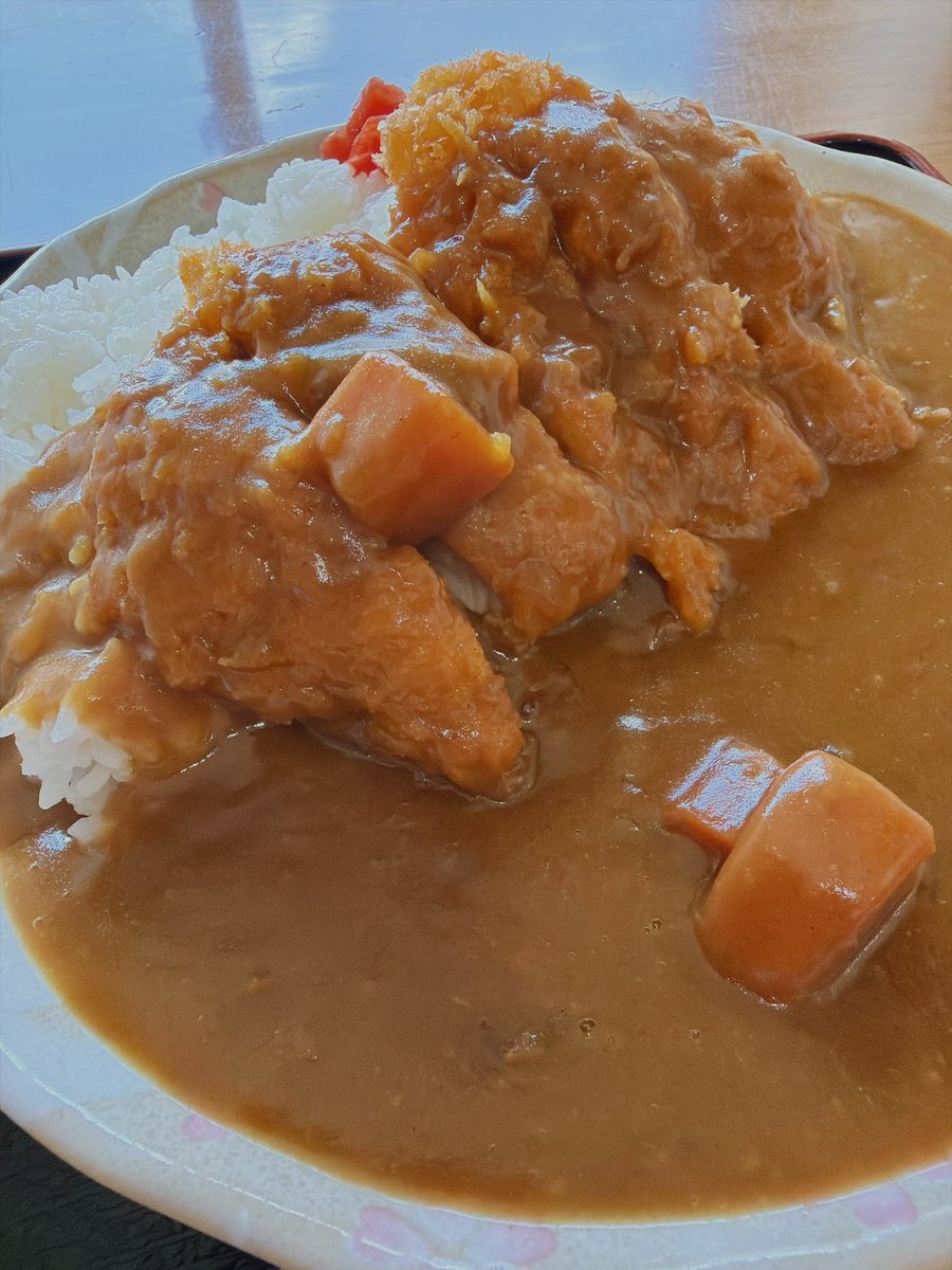 04mmy22's tweet photo. 昼飯は伊良部のまるよしでカツカレー🍛。
さすがにメガジャンボカツカレーはムリ💦
食べ終わって店を出たら、斜め向かいのサーターアンダギー屋は相変わらずの行列でした😵 https://t.co/qTL72K44ao