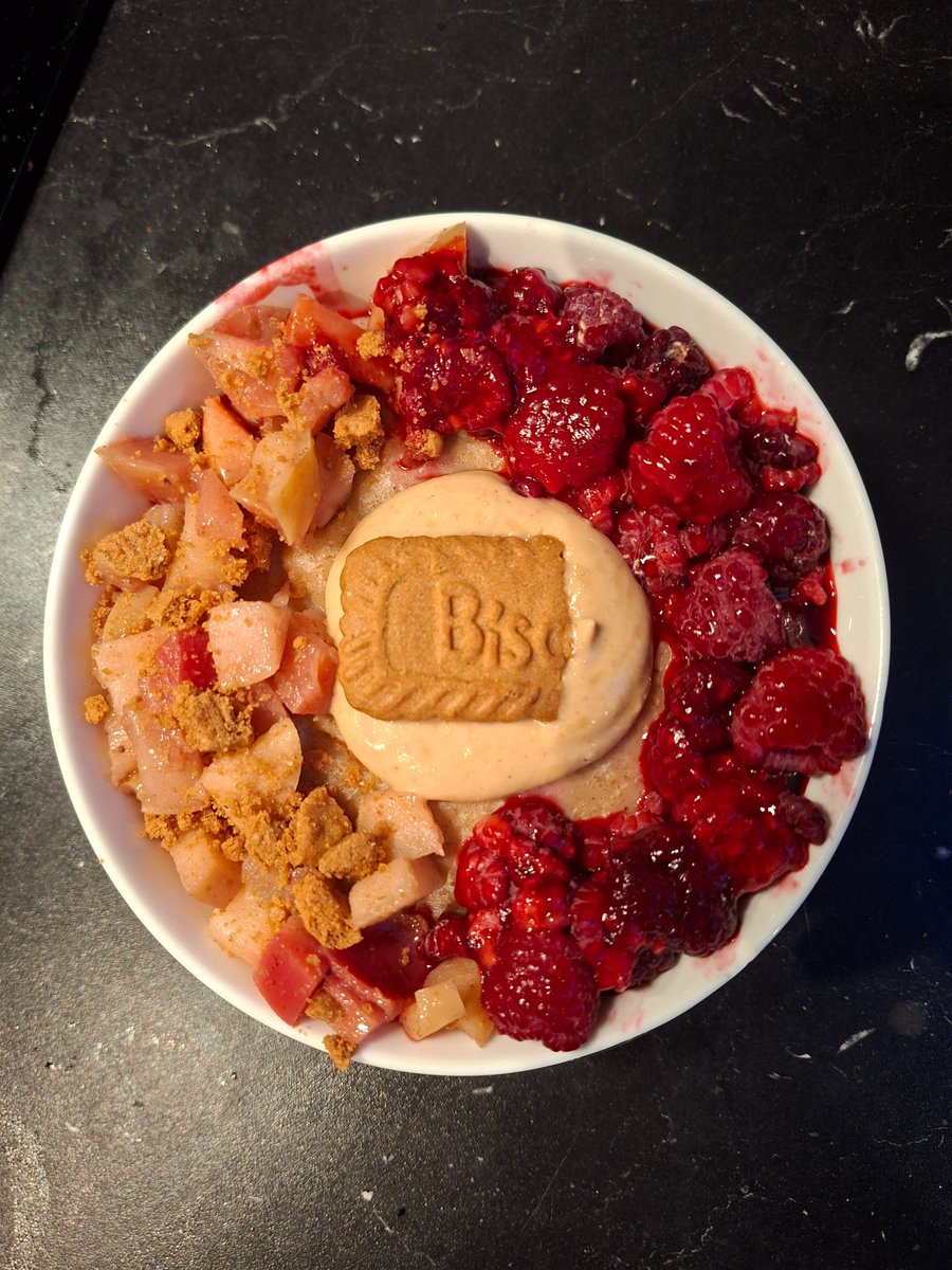 Ellarexia's tweet photo. 340c loaded oatmeal🥹✨️
Base:
50gr oats
60gr egg whites
Sweetener
Cinnamon
500ml water
>whisk on medium heat for around 15 minutes or until thick
Toppings:
50gr stewed apple
80gr defrosted raspberries
10gr pbfit + water
1 biscoff cookie https://t.co/ycZci7eh60