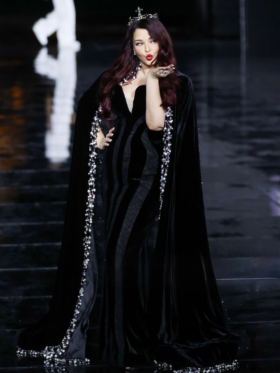 Raniiisa_'s tweet photo. The dress                          The model https://t.co/loBpHFIJ1F