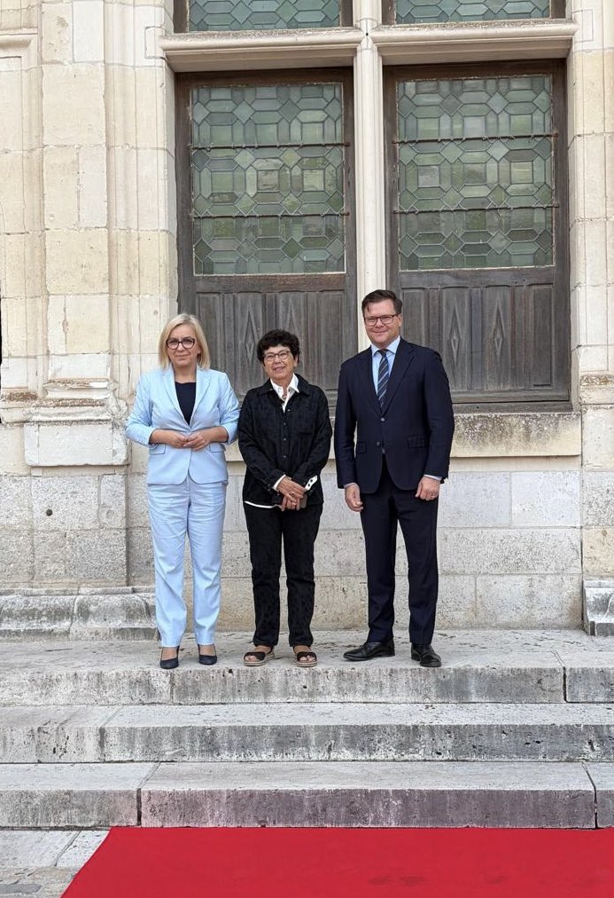 hennigkloska's tweet photo. Chcemy silnej europejskiej gospodarki i silnego przemysłu🇪🇺

Transformacja nie może oznaczać przenoszenia produkcji poza Europę. Potrzebujemy zasad, które wzmacniają europejskie firmy, chronią miejsca pracy i jednocześnie pozwalają skutecznie ograniczać emisje.
Klimat i przemysł nie są ze sobą sprzeczne. Musimy umieć połączyć jedno z drugim.

Na spotkaniu ministrów ds. środowiska państw Trójkąta Weimarskiego rozmawiałam jak to zrobić, np. poprzez odpowiednie zmiany w systemie EU ETS