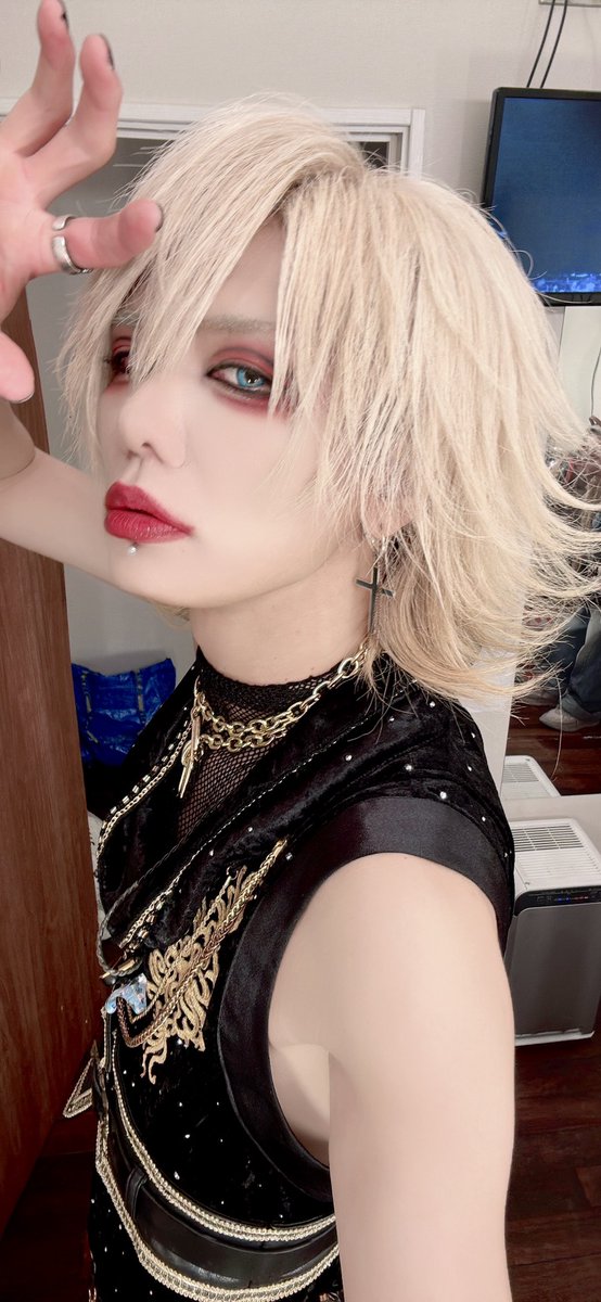 kouki_d_out's tweet photo. バグサミありがとうございました！EASTいい声と暴れっぷりがたまらんかったです！

呼んでくれたBugLugありがとうー！

こうしてヴィジュアル系を盛り上げるフェスを立ち上げるのは大変だと思うけど素敵な場所を用意してくれて感謝。

ツーマンしてちょうだいー！！

ダウト一家もとても頼もしかったよー！！
ちゃんと君の心臓を掴めたかな？？

誰にも負けないこと、

「ビジュアル系を誰よりも愛してます」

ギャ男としてもバンドマンとしても、それだけは譲れない！！