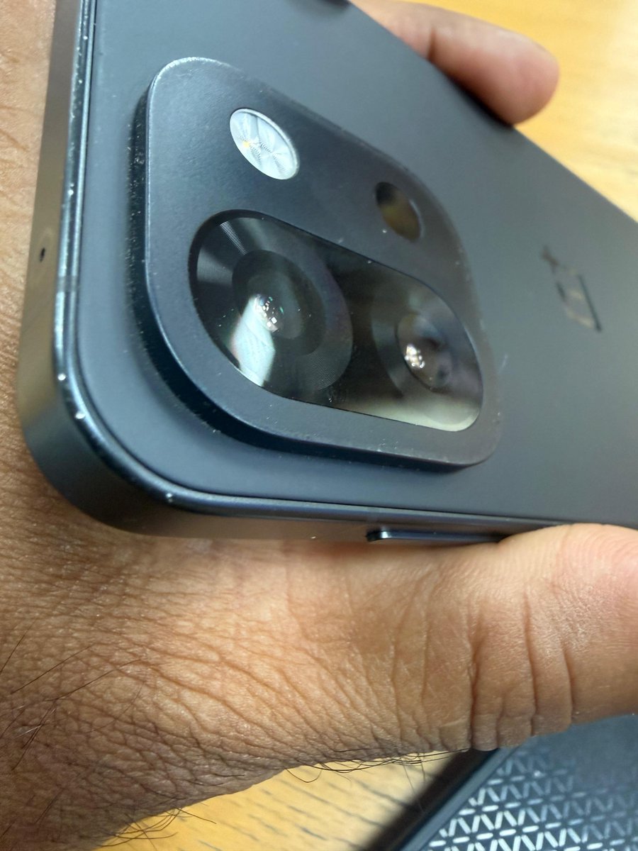 rajudugar's tweet photo. @OnePlus_IN @oneplus I bought 13S last year and have been using it in officially provided case but see the entire side rail has lost its colour. Now if I try to exchange it this will definitely reduce the price of my phone https://t.co/0Y4qollEK2
