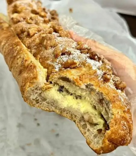 thientam761971's tweet photo. Just found half a cold bun left in the kitchen. My boyfriend ate the fluffy part and left the crispy crust for me, saying "you like the crunchy ones more" https://t.co/pOiKCo7sCS