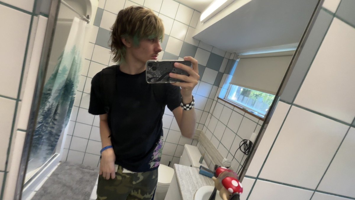 sasscorepup's tweet photo. my hair was on point today but i genuinely have no idea why i took this second photo. what are they thinking about https://t.co/5jYtxYj2XF