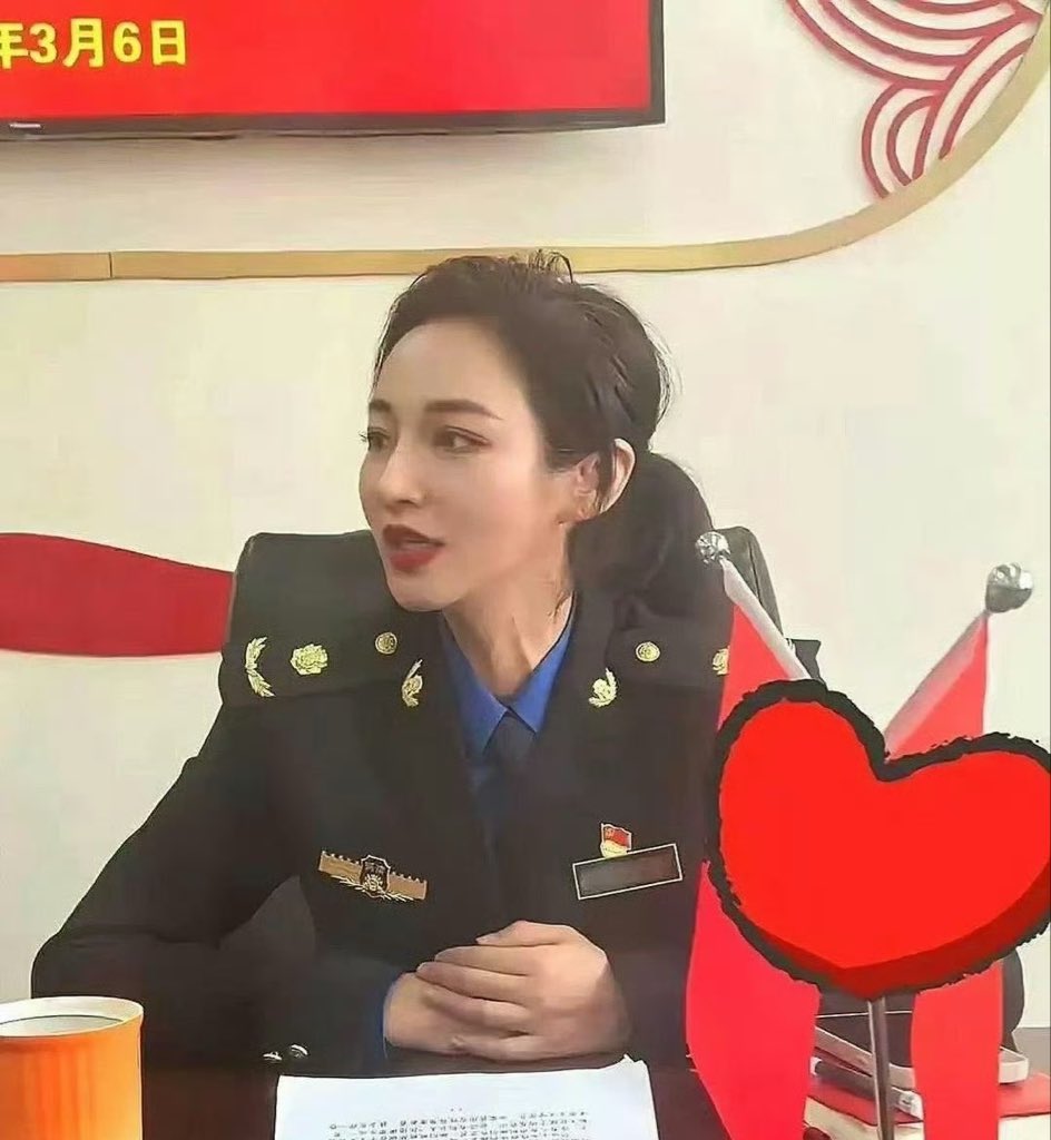 Realbaofuliu's tweet photo. 终于知道为什么那么女孩子，
拼死拼活要去体制内了！

英姿飒爽，太酷了！ https://t.co/NR0s6tpHA9
