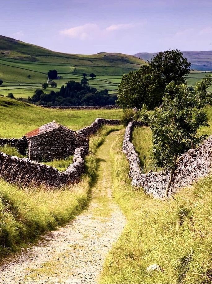 TheNatureeeGirl's tweet photo. Yorkshire Dales National Park 
England 🏴󠁧󠁢󠁥󠁮󠁧󠁿 https://t.co/RiO0HUYlno
