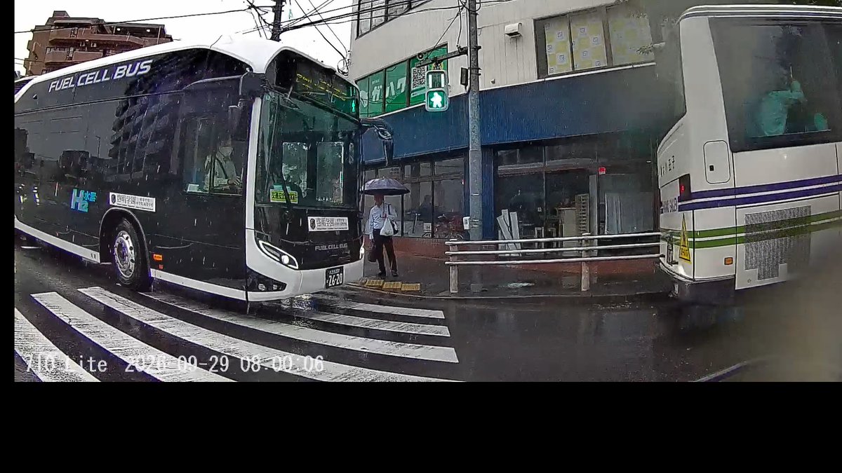 happyatelier's tweet photo. 大新東株式会社 八王子営業所さん。八王子?? ?2620営ナンで大型車何だから車長把握していますよね？完全に歩行者妨害です。手を上げるくらいなら信号守って下さい。#拡散希望　#ドラレコ https://t.co/0PCv9ziaHa