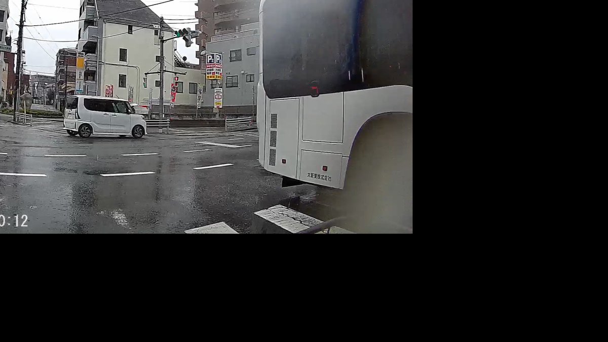 happyatelier's tweet photo. 大新東株式会社 八王子営業所さん。八王子?? ?2620営ナンで大型車何だから車長把握していますよね？完全に歩行者妨害です。手を上げるくらいなら信号守って下さい。#拡散希望　#ドラレコ https://t.co/0PCv9ziaHa