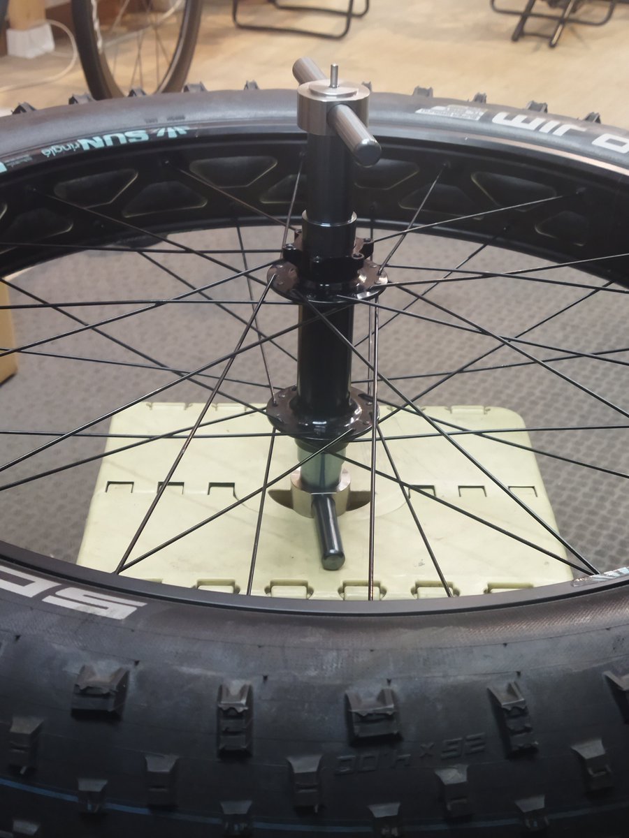 cycle_panda's tweet photo. でっかタイヤのでっかベアリング打ち替えちう(^^)チューブレスも施工したけど、全然空気抜けないねぇ！！1ヶ月は余裕で持ちそう😂しかも太いから5psiとかで走れるのね！！災害時強そうだわ https://t.co/nBOLWWj8Il