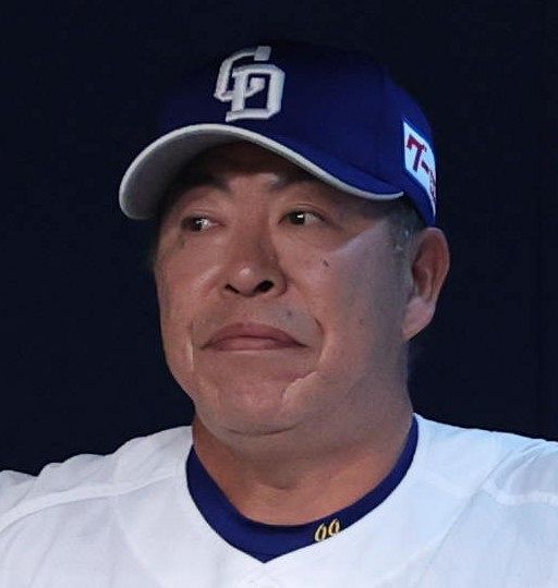 gnomotoke's tweet photo. 中日・井上一樹監督が『辞任』 低迷の責任取り、自ら球団へ申し入れ…就任2年目、残り2試合で最下位…6年連続Bクラス確定：中日スポーツ・東京中日スポーツ https://t.co/CDFsYyEoi2

中日・井上一樹監督が29日、今季限りで辞任すると報道陣に明かした。 https://t.co/Hc5gtaDIGZ