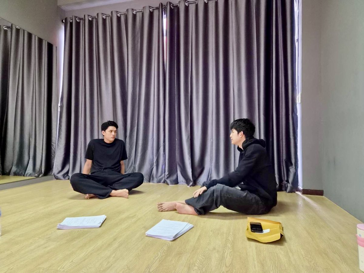 RoundOneSeries's tweet photo. Workshop กันต่อกับแซคและไมล์ เข้าสู่ session ปรึกษาตามประสาพ่อบ้านรักแฟนเด็ก 🫣🤪👍🏻✨ 

 #RoundOneSeries #GMMTV
@Josswayar @mmarkpkk https://t.co/STVSQUuvrT