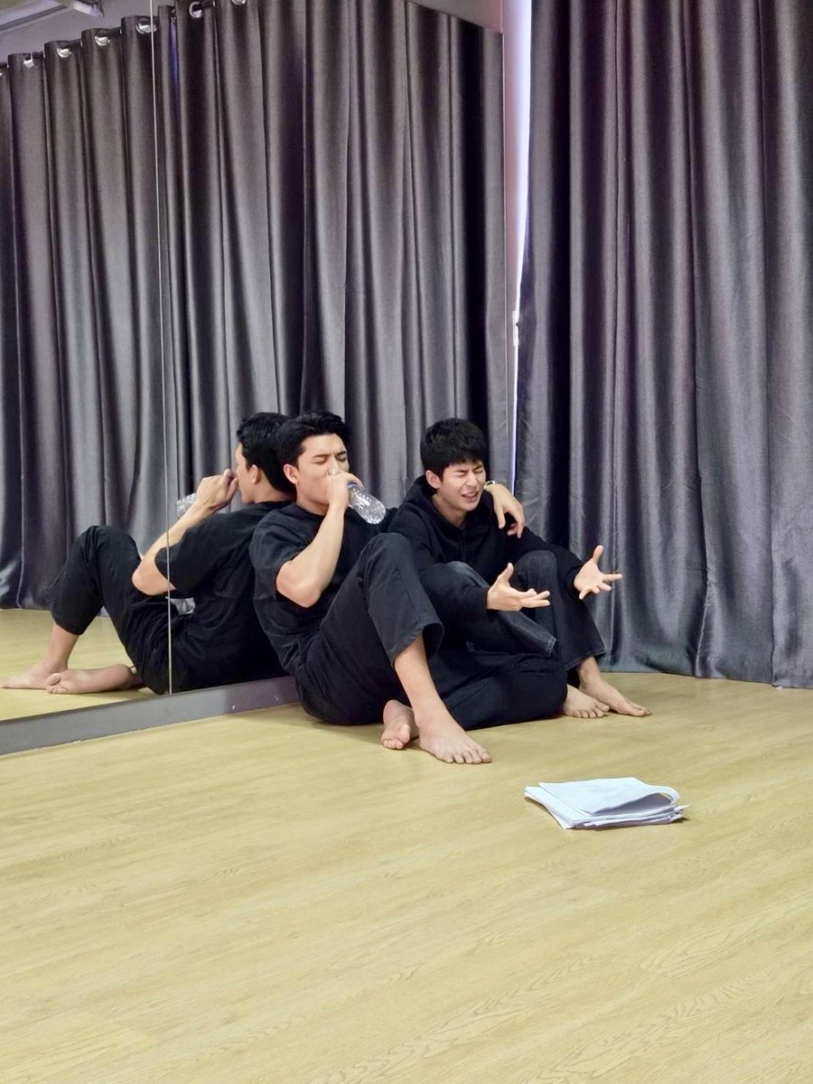 RoundOneSeries's tweet photo. Workshop กันต่อกับแซคและไมล์ เข้าสู่ session ปรึกษาตามประสาพ่อบ้านรักแฟนเด็ก 🫣🤪👍🏻✨ 

 #RoundOneSeries #GMMTV
@Josswayar @mmarkpkk https://t.co/STVSQUuvrT