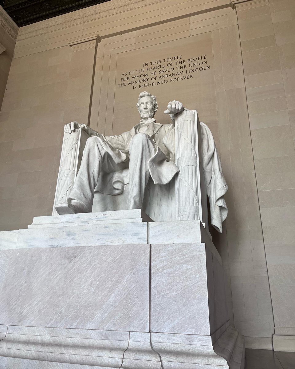 TravelMark1942's tweet photo. 🇺🇸🏛️ The Lincoln Memorial stands as a timeless symbol of unity, freedom, and leadership. A must-see in Washington D.C. and a highlight of my travels. ✨ #TravelMark #LincolnMemorial #USA #TravelPhotography https://t.co/BFvoY5lRSD