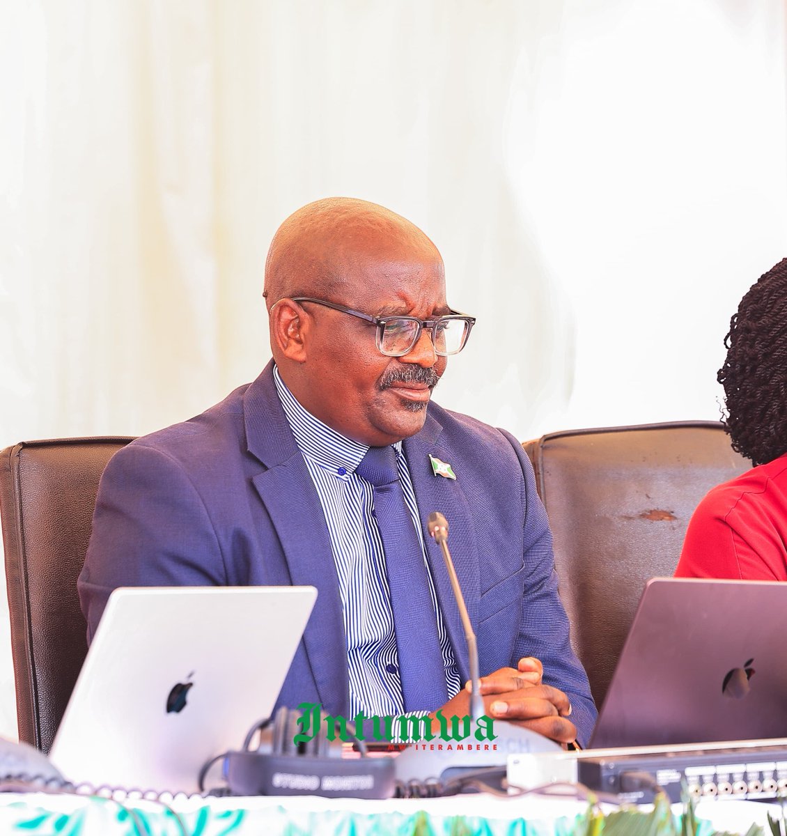IntumwaNews's tweet photo. 164.216 tonnes d’engrais, c’est la quantité ressortant des premières données issues du récent recensement des agriculteurs et des besoins en engrais réalisé au Burundi, à la suite d'une campagne lancée par Son Excellence @GeneralNeva, Président de la République du Burundi.

Cette affirmation est de Jérôme Niyonzima, Secrétaire Général et porte-parole du Gouvernement.

Lors d’une émission publique réunissant les porte-parole de différentes institutions,  Jérôme Niyonzima a indiqué que ce recensement a concerné 1.466. 284 agriculteurs.

Jérôme Niyonzima précise que ces chiffres sont provisoires et que la collecte des données se poursuit afin de déterminer avec précision la quantité exacte d’engrais nécessaire.

Ce recensement montre que les besoins en engrais sont beaucoup plus importants par rapport à la quantité déjà disponible. Il rassure toutefois les agriculteurs que les engrais disponibles seront distribués de manière équitable, sans favoritisme.