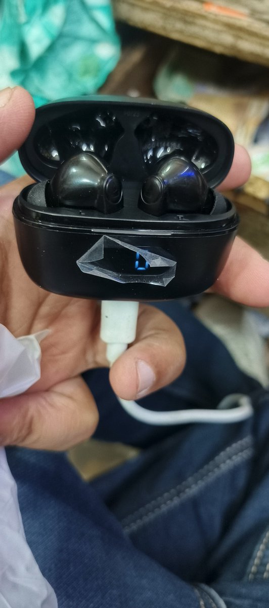 Shubha33214's tweet photo. @RockWithboAt
@amangupta0303 @jagograhakjago 
Don't buy boat products
Worst service by boat
Last week they send me damaged product and now after 15 days of harrasement they still send me 2023 manufactured product and one side of earphones is still not working https://t.co/fs6EvbHnf1