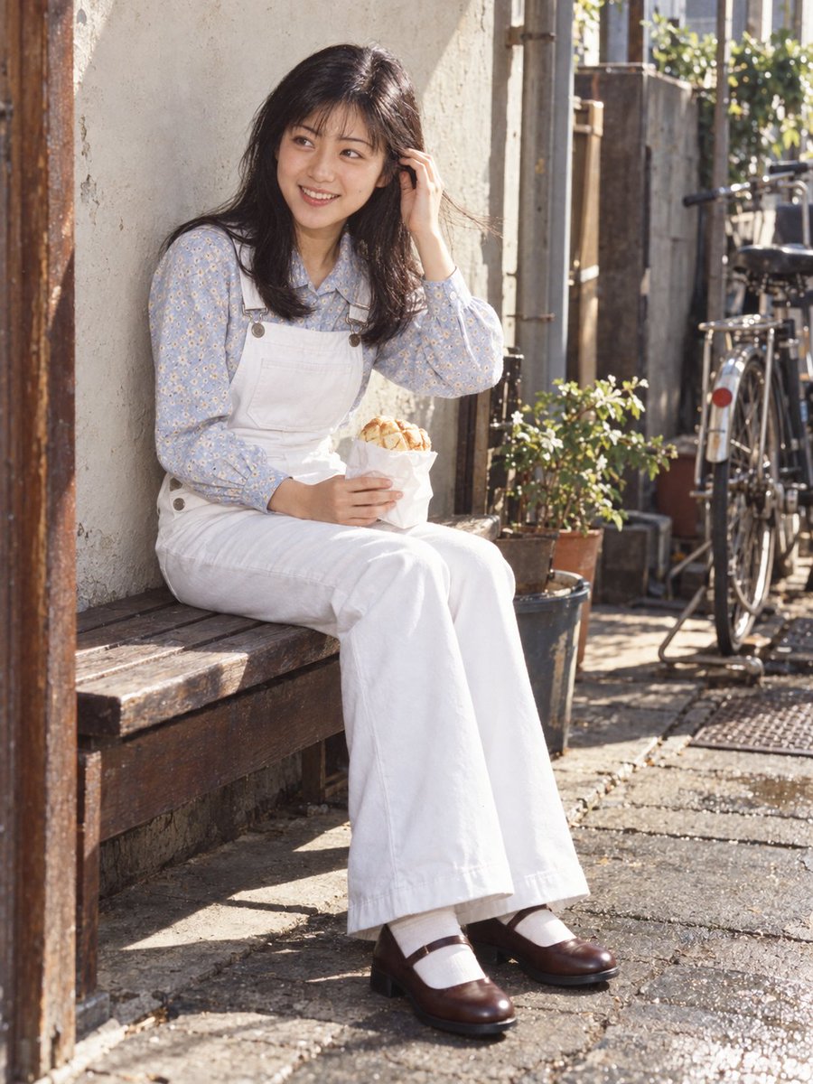 kittymomo661's tweet photo. 『服部綾子の365日：20歳のサロペット日記』

1974年（昭和49年）4月1日（月曜日）
天気：一時雨。風が強く、夜は雨なし。9.9〜21.6℃。
朝、家の文房具店を出るとき、父に呼ばれて振り返る。

レコード店では、レコードを一枚ずつ棚に戻して整理する。

休憩時間には店のそばのベンチに座り、パンを食べながら少し日なたぼっこをする。

夕食のあと、母と一緒に端切れの箱をひっくり返して、気に入った青と白のチェック柄の布を見つける。

綾子の日記

今日は白いオーバーオールに、薄い水色の小花柄のブラウスを合わせた。

家を出るとき、お父さんに呼び止められたので、何か忘れ物でもしたのかと思って振り返ったら、カメラを持っていた。

お店はいつもとあまり変わらなかった。レコードを整理していたら、いつの間にか休憩の時間になっていた。パンを持って外に出て、しばらく座っていた。お日さまが当たって気持ちよかったけれど、風がしょっちゅう髪を顔に吹きつけてきて、食べるのにも落ち着かなかった。

夜はお母さんと端切れの箱を見ていたら、青と白のチェック柄の小さな布を見つけた。とてもきれいな色。でも、ズボンを作るには足りないのが残念。ひとまず大事にしまっておくことにした。いつか何かに使えるかもしれない。

明日はお休み。今夜はもう片面、レコードを聴いてから寝よう。