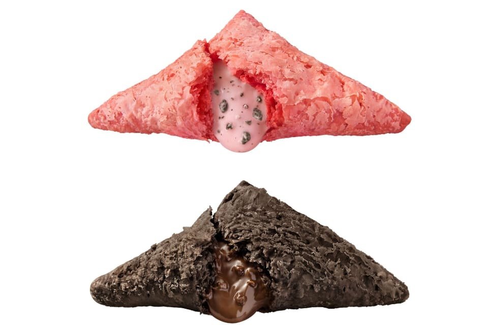 saisinnosweets's tweet photo. 10月7日よりマクドナルドから、いちごの甘酸っぱさ×ココアクッキーのザクザク食感が楽しめる『三角チョコパイ クッキー＆クリーム いちご味』と、リニューアルされた『三角チョコパイ 黒』が発売されます✨ https://t.co/JjVOTC9REA