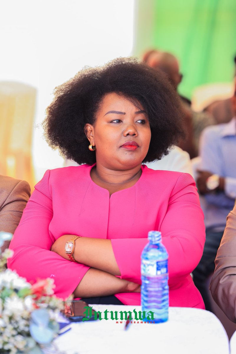 IntumwaNews's tweet photo. 164.216 tonnes d’engrais, c’est la quantité ressortant des premières données issues du récent recensement des agriculteurs et des besoins en engrais réalisé au Burundi, à la suite d'une campagne lancée par Son Excellence @GeneralNeva, Président de la République du Burundi.

Cette affirmation est de Jérôme Niyonzima, Secrétaire Général et porte-parole du Gouvernement.

Lors d’une émission publique réunissant les porte-parole de différentes institutions,  Jérôme Niyonzima a indiqué que ce recensement a concerné 1.466. 284 agriculteurs.

Jérôme Niyonzima précise que ces chiffres sont provisoires et que la collecte des données se poursuit afin de déterminer avec précision la quantité exacte d’engrais nécessaire.

Ce recensement montre que les besoins en engrais sont beaucoup plus importants par rapport à la quantité déjà disponible. Il rassure toutefois les agriculteurs que les engrais disponibles seront distribués de manière équitable, sans favoritisme.