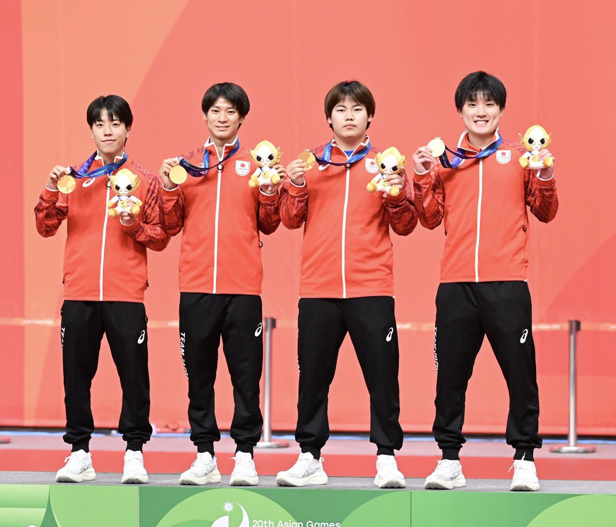 haritomo0627's tweet photo. アジア競技大会2026愛知・名古屋
男子団体　金メダル🥇
男子ダブルス　銀メダル🥈
男子シングルス　ベスト8

男子団体は60年ぶりの金メダルを獲得できました。
何度も跳ね返され、越えられなかった決勝という壁を、アジア競技大会という大舞台でついに越えることができました。
団体戦の勝利は、チームメイト、監督スタッフ、応援してくださった皆さん、全員で掴み取るものです。
個人戦では味わえないような喜びや感動を皆さんと共有できて本当に嬉しかったです。
何事も0を1にする時はとても大変です。
今回それができたのなら、あとは1を100にするだけです。
この金メダルを自信に、力に、これからも努力し続けます。

シングルスとダブルスはどちらも悔しい結果になりました。
特にシングルスは前回に続きメダル獲得できませんでした。
自分の理想とする卓球まであと少し、明確に課題があります。
この課題をクリアした先に、自分の卓球が完成すると信じています。
ダブルスの銀メダルは良い結果だと言えますが、決勝でリードできたことを考えると悔しさもあります。
まだまだ連携の部分が足りてないので、強化していきたいです。

今回は日本開催、特に卓球は豊田市での開催でした。
日本の観客の皆さん、職場のトヨタの皆さんも連日応援に来ていただきました。
皆さんの応援があと1点、あと1球を後押ししてくれました。
本当にありがとうございました！！

酸いも甘いも経験した今回のアジア大会。
全てが良い結果ではありませんでしたが、全てが良い経験になりました。
年内の残りの大会に向けて、もっと頑張ります！
たくさんの応援本当にありがとうございました！！

写真=卓球王国