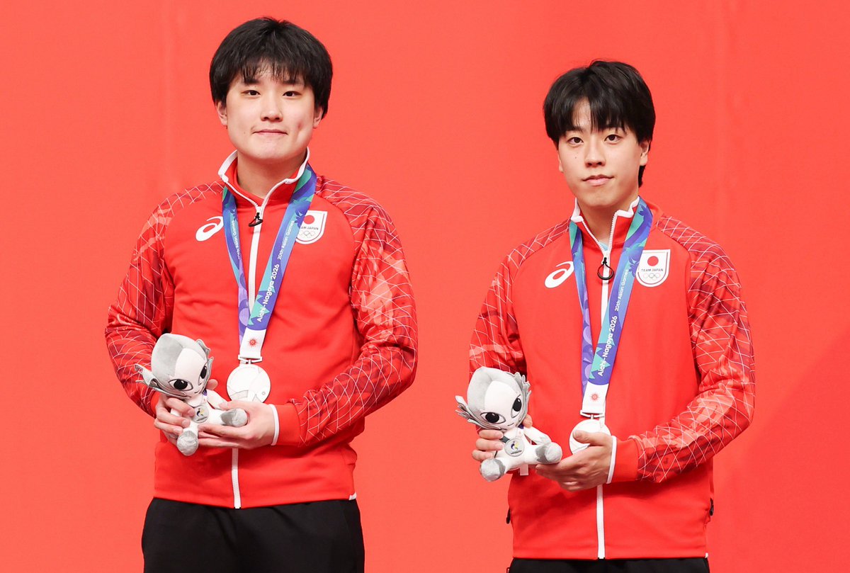 haritomo0627's tweet photo. アジア競技大会2026愛知・名古屋
男子団体　金メダル🥇
男子ダブルス　銀メダル🥈
男子シングルス　ベスト8

男子団体は60年ぶりの金メダルを獲得できました。
何度も跳ね返され、越えられなかった決勝という壁を、アジア競技大会という大舞台でついに越えることができました。
団体戦の勝利は、チームメイト、監督スタッフ、応援してくださった皆さん、全員で掴み取るものです。
個人戦では味わえないような喜びや感動を皆さんと共有できて本当に嬉しかったです。
何事も0を1にする時はとても大変です。
今回それができたのなら、あとは1を100にするだけです。
この金メダルを自信に、力に、これからも努力し続けます。

シングルスとダブルスはどちらも悔しい結果になりました。
特にシングルスは前回に続きメダル獲得できませんでした。
自分の理想とする卓球まであと少し、明確に課題があります。
この課題をクリアした先に、自分の卓球が完成すると信じています。
ダブルスの銀メダルは良い結果だと言えますが、決勝でリードできたことを考えると悔しさもあります。
まだまだ連携の部分が足りてないので、強化していきたいです。

今回は日本開催、特に卓球は豊田市での開催でした。
日本の観客の皆さん、職場のトヨタの皆さんも連日応援に来ていただきました。
皆さんの応援があと1点、あと1球を後押ししてくれました。
本当にありがとうございました！！

酸いも甘いも経験した今回のアジア大会。
全てが良い結果ではありませんでしたが、全てが良い経験になりました。
年内の残りの大会に向けて、もっと頑張ります！
たくさんの応援本当にありがとうございました！！

写真=卓球王国
