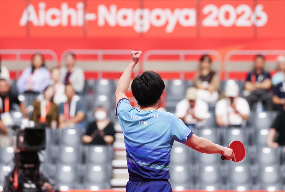 haritomo0627's tweet photo. アジア競技大会2026愛知・名古屋
男子団体　金メダル🥇
男子ダブルス　銀メダル🥈
男子シングルス　ベスト8

男子団体は60年ぶりの金メダルを獲得できました。
何度も跳ね返され、越えられなかった決勝という壁を、アジア競技大会という大舞台でついに越えることができました。
団体戦の勝利は、チームメイト、監督スタッフ、応援してくださった皆さん、全員で掴み取るものです。
個人戦では味わえないような喜びや感動を皆さんと共有できて本当に嬉しかったです。
何事も0を1にする時はとても大変です。
今回それができたのなら、あとは1を100にするだけです。
この金メダルを自信に、力に、これからも努力し続けます。

シングルスとダブルスはどちらも悔しい結果になりました。
特にシングルスは前回に続きメダル獲得できませんでした。
自分の理想とする卓球まであと少し、明確に課題があります。
この課題をクリアした先に、自分の卓球が完成すると信じています。
ダブルスの銀メダルは良い結果だと言えますが、決勝でリードできたことを考えると悔しさもあります。
まだまだ連携の部分が足りてないので、強化していきたいです。

今回は日本開催、特に卓球は豊田市での開催でした。
日本の観客の皆さん、職場のトヨタの皆さんも連日応援に来ていただきました。
皆さんの応援があと1点、あと1球を後押ししてくれました。
本当にありがとうございました！！

酸いも甘いも経験した今回のアジア大会。
全てが良い結果ではありませんでしたが、全てが良い経験になりました。
年内の残りの大会に向けて、もっと頑張ります！
たくさんの応援本当にありがとうございました！！

写真=卓球王国