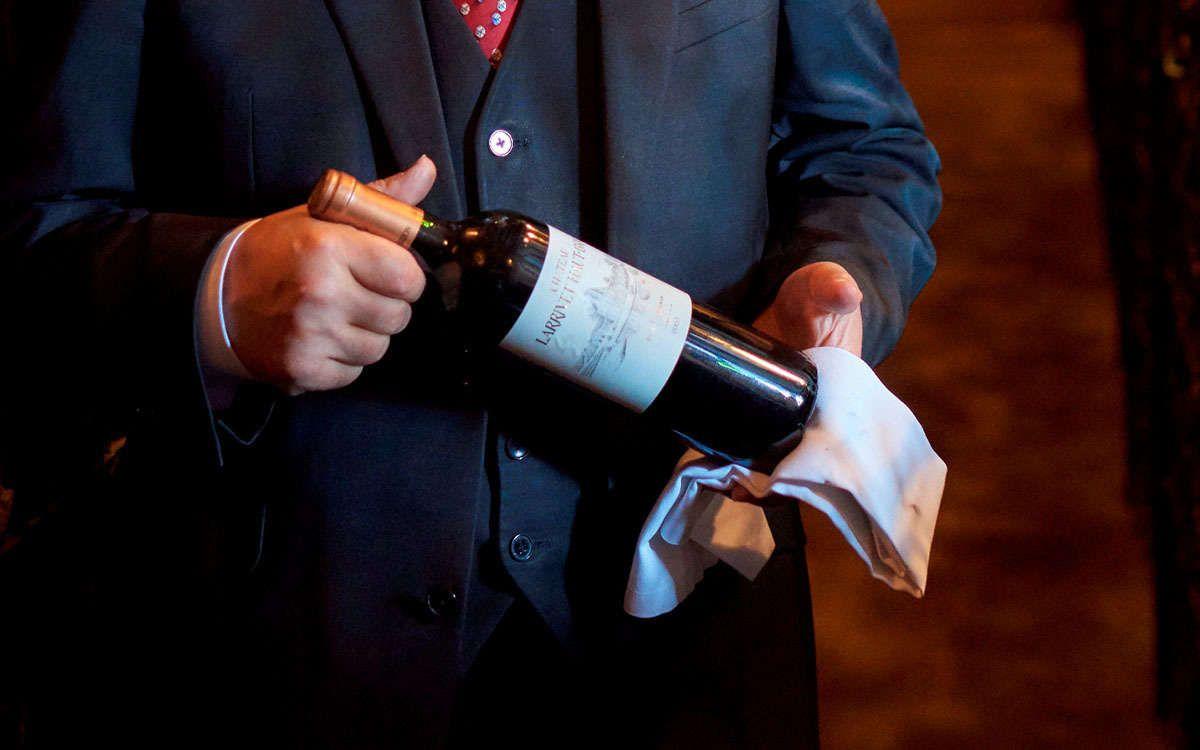 idell_link_81's tweet photo. This wine sommelier is demonstrating their showmanship in wine presentation – the “示瓶技” here is all about the elegant, professional move to present the bottle to guests perfectly! https://t.co/z1zE5TlMxD