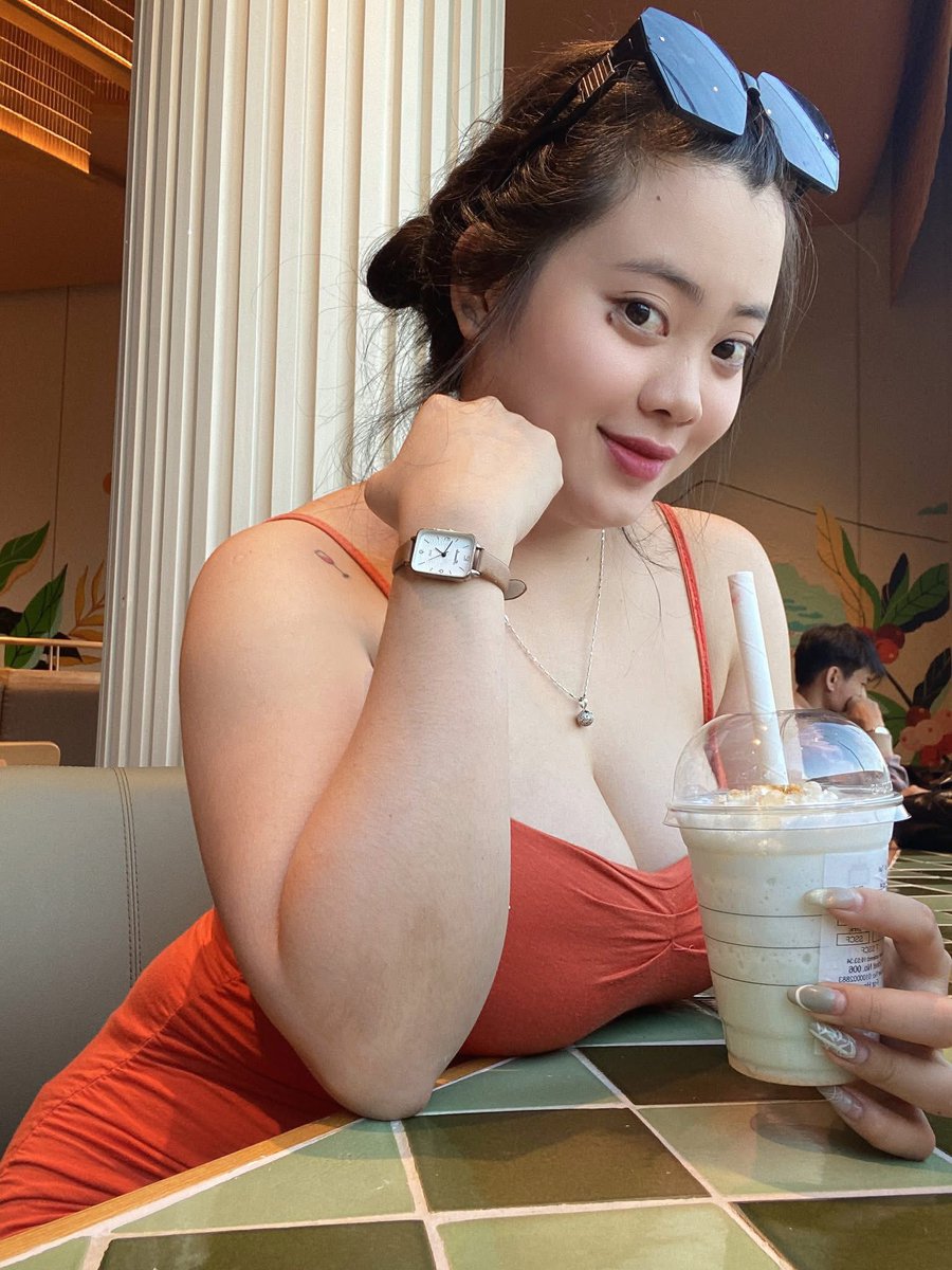 HelenKulkawv's tweet photo. 積み重ねてきた記憶が重たく感じることがある。手放すべきか、それとも抱えたまま歩くべきか。正解のない迷宮をただ彷徨うのも、案外悪くないのかも。 https://t.co/cAjtiuD0yW