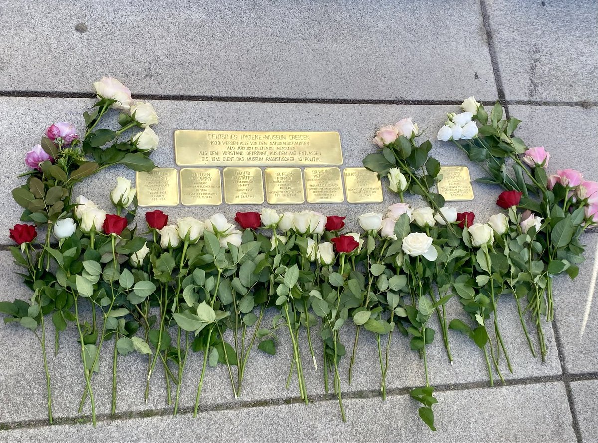 kassem_ts's tweet photo. Heute wurden vor dem Deutschen Hygienemuseum 7 Stolpersteine verlegt. Sie erinnern an Ausgrenzung &amp; Verfolgung jüdischer Mitarbeiter durch die NS. Das ist als Zeichen gegen Abstimmung von CDU&amp;AfD #Heidenau zu verstehen, denn wo Erinnern verhindert wird, darf man nicht schweigen. https://t.co/vAiPaRM6Hz