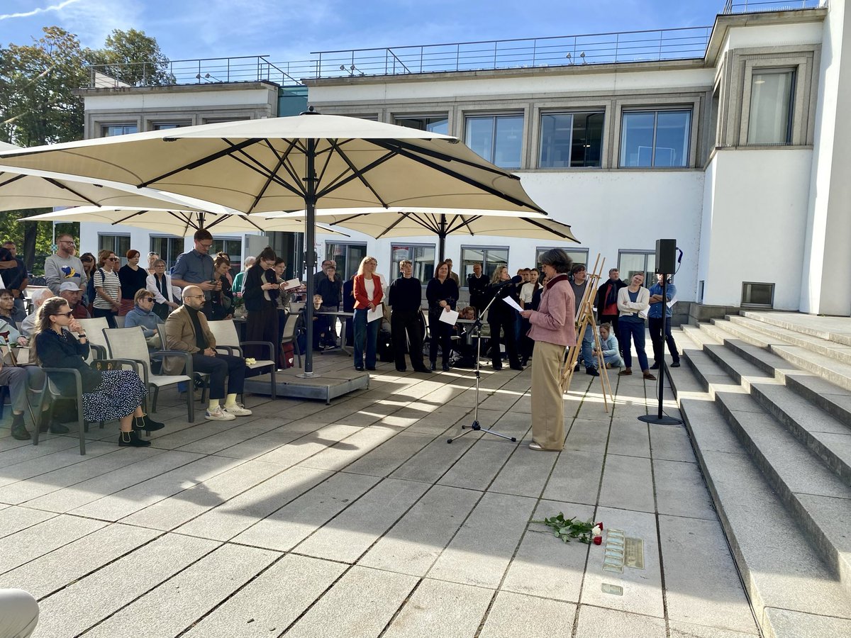 kassem_ts's tweet photo. Heute wurden vor dem Deutschen Hygienemuseum 7 Stolpersteine verlegt. Sie erinnern an Ausgrenzung &amp; Verfolgung jüdischer Mitarbeiter durch die NS. Das ist als Zeichen gegen Abstimmung von CDU&amp;AfD #Heidenau zu verstehen, denn wo Erinnern verhindert wird, darf man nicht schweigen. https://t.co/vAiPaRM6Hz