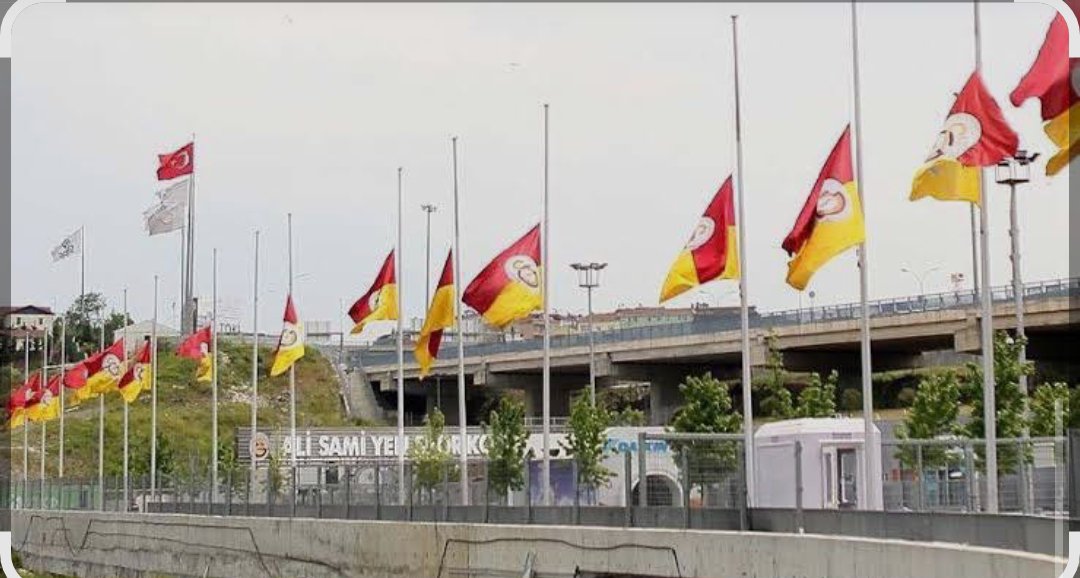 ngnzmn's tweet photo. Ferhat Gündoğdu evrakta sahtecilikten gözaltına alındı. Savcılık soruşturmasının ardından Galatasaray kulübün tesislerinde bayraklar yarıya indi. https://t.co/Z2BSuSZDdt