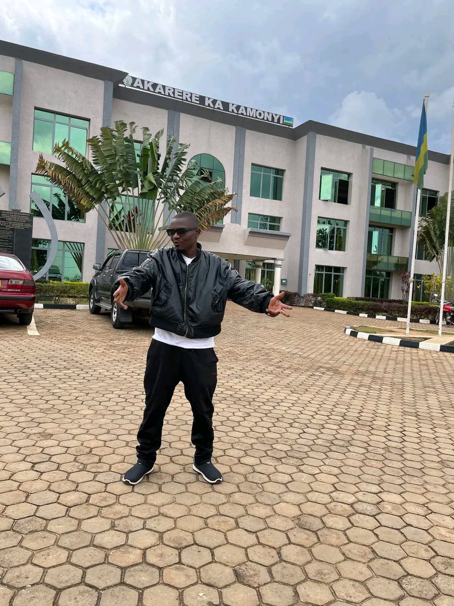 NDANDAMBARA_1's tweet photo. I will never be an enemy of my country and His Excellency the President of the Republic,who made me who I am today!But I will always be able to stand against my enemies,both within and outside the country! @rpfinkotanyi mwarakoze kungira Uwo ndiwe uyu munsi,Nubwo ntorohewe☹️🇷🇼✊ https://t.co/KTNOkQjcBZ