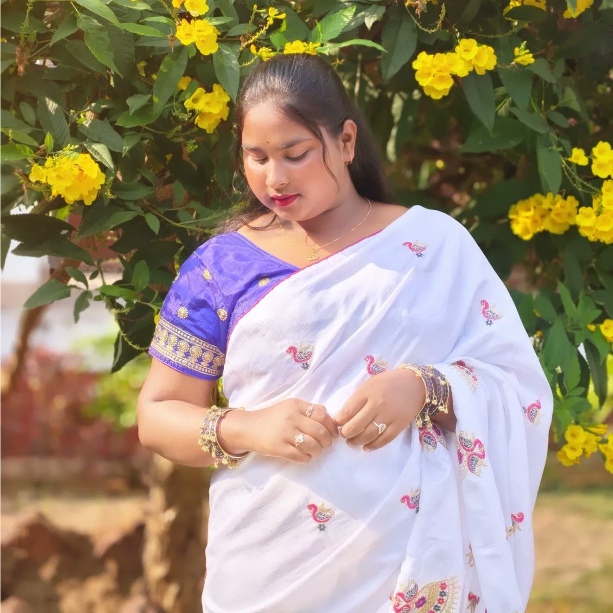 averyyoungkd0s7's tweet photo. Can we take a moment to appreciate this saree? https://t.co/PLdYTJRAlS