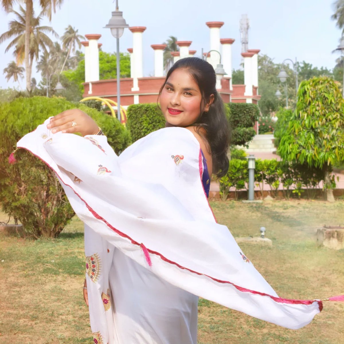 averyyoungkd0s7's tweet photo. Can we take a moment to appreciate this saree? https://t.co/PLdYTJRAlS