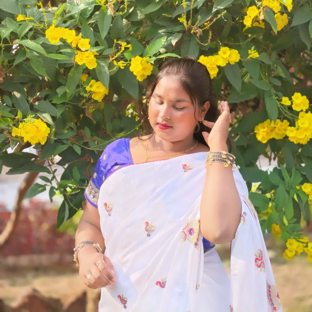 averyyoungkd0s7's tweet photo. Can we take a moment to appreciate this saree? https://t.co/PLdYTJRAlS