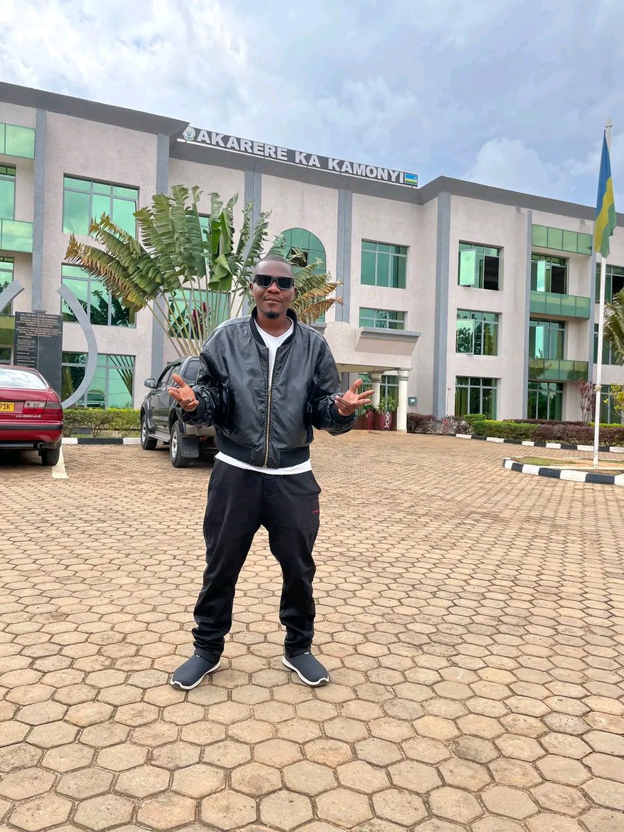 NDANDAMBARA_1's tweet photo. I will never be an enemy of my country and His Excellency the President of the Republic,who made me who I am today!But I will always be able to stand against my enemies,both within and outside the country! @rpfinkotanyi mwarakoze kungira Uwo ndiwe uyu munsi,Nubwo ntorohewe☹️🇷🇼✊ https://t.co/KTNOkQjcBZ