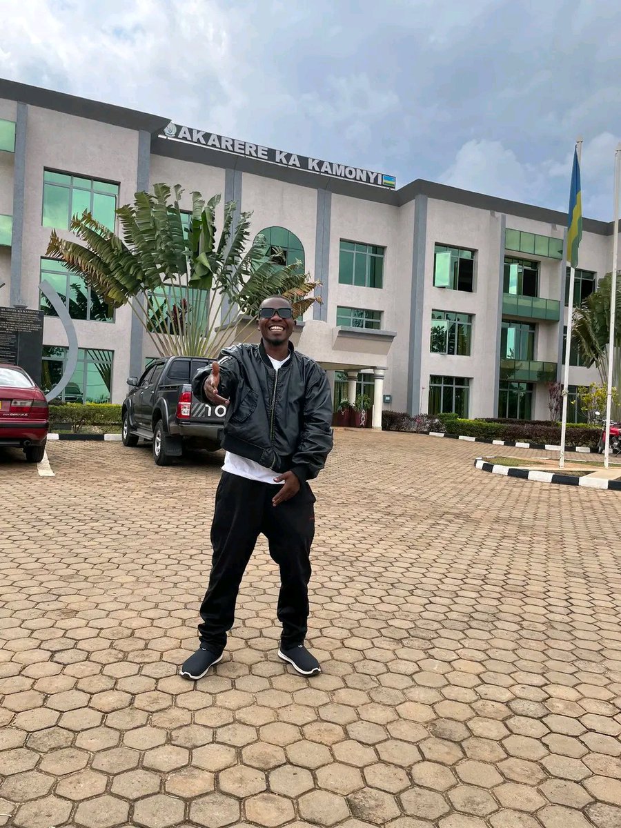 NDANDAMBARA_1's tweet photo. I will never be an enemy of my country and His Excellency the President of the Republic,who made me who I am today!But I will always be able to stand against my enemies,both within and outside the country! @rpfinkotanyi mwarakoze kungira Uwo ndiwe uyu munsi,Nubwo ntorohewe☹️🇷🇼✊ https://t.co/KTNOkQjcBZ