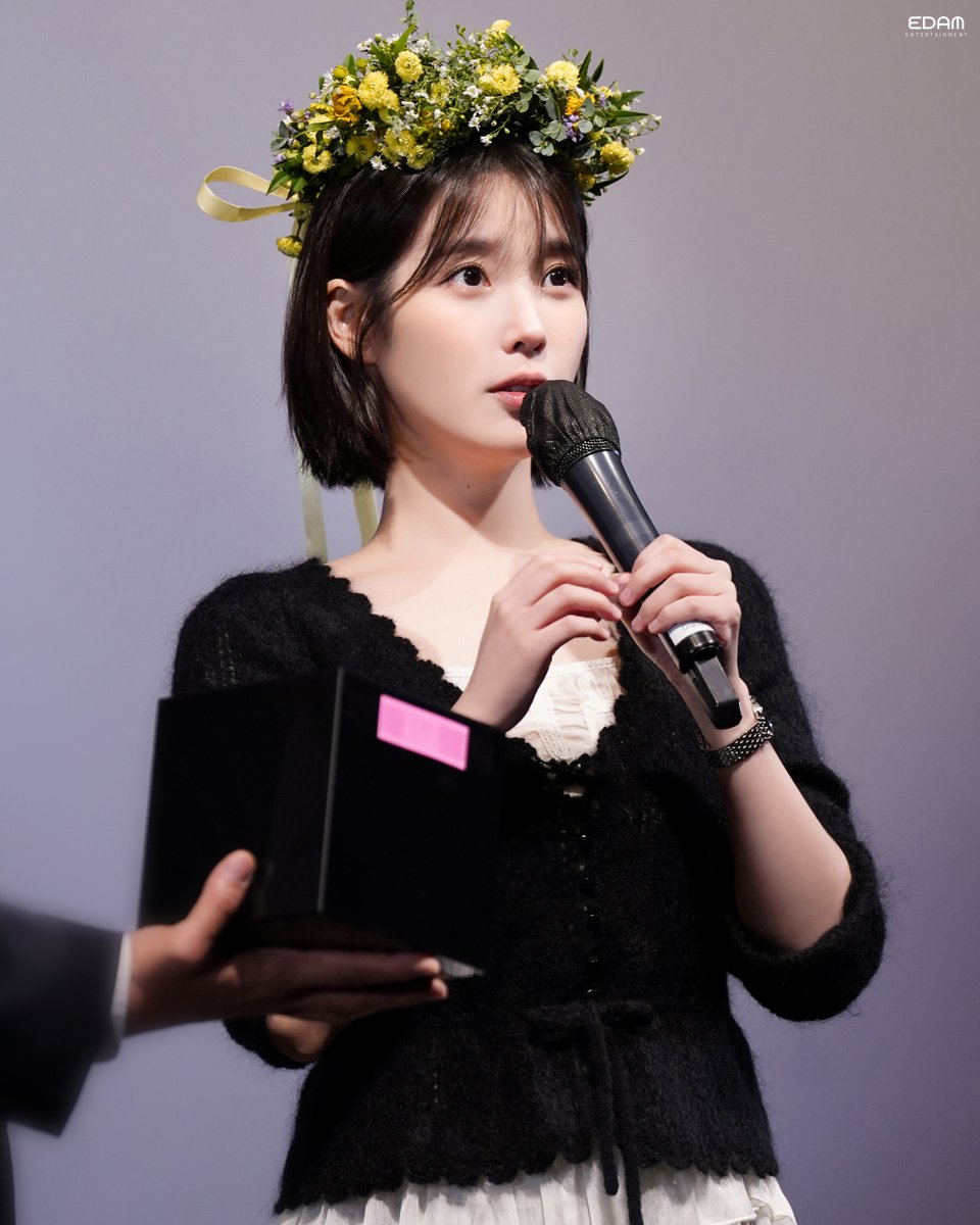_IUofficial's tweet photo. [📬]

주문하신 아이유 무대인사 비하인드 나왔습니다
The IU stage greeting behind-the-scenes you’ve been waiting for is here

🔗 https://t.co/eRKEfzWKh6

#아이유 #IU
#The_Golden_Hour #THE_WINNING https://t.co/wmV53JS3bu