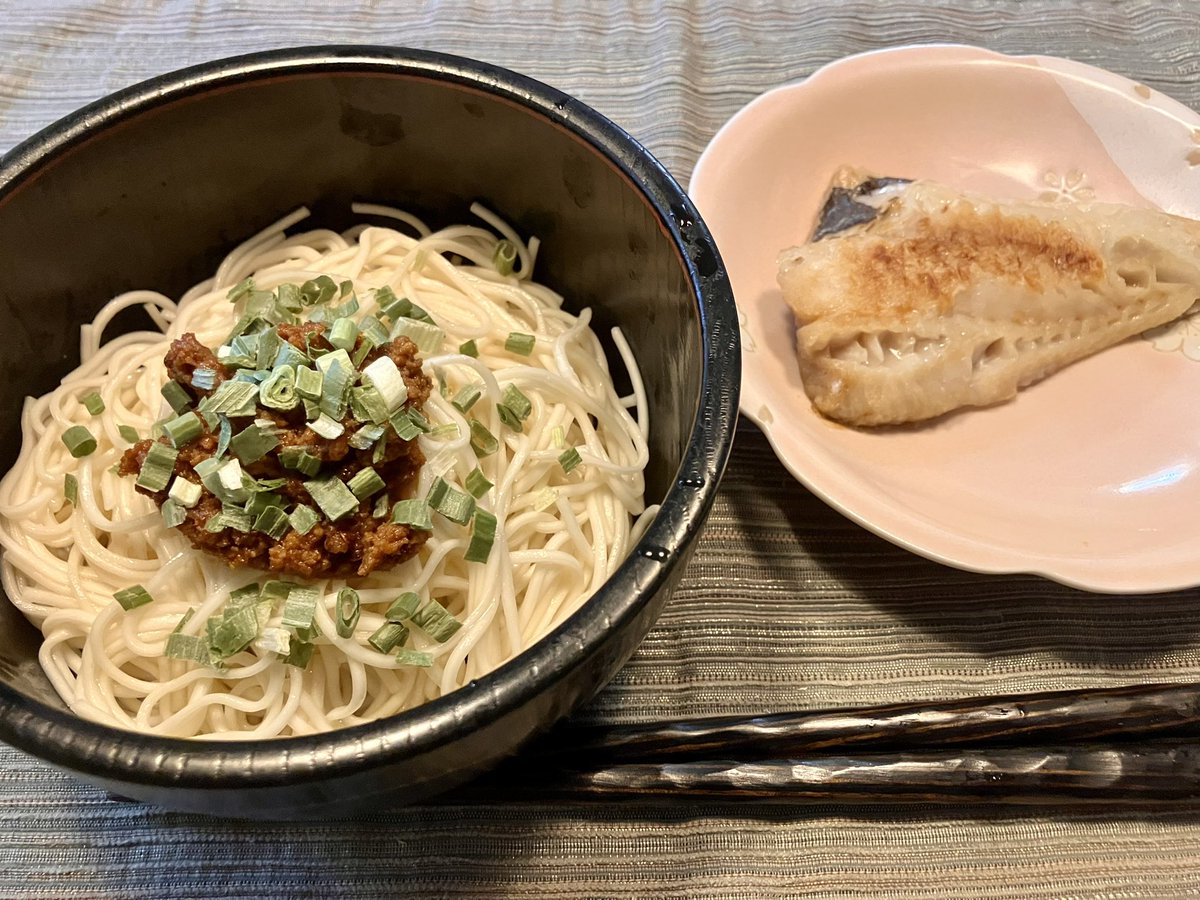 groovinjo's tweet photo. 以前作っておいた葱油があったので、昼は豆板醤と甜麺醬ベースの肉味噌作って、担々拌麺にした
花椒をホールで混ぜた肉味噌は、ダイレクトなカラシビだったが、食感が良くないとかみさんから指摘された
インパクト減るけど、次回はグラインドするか https://t.co/IzcyxKzii2