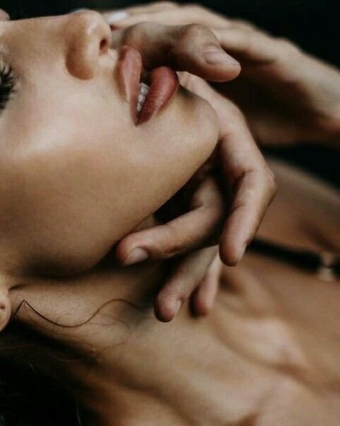 _Instinto_X's tweet photo. No hay prisa en el sutil magnetismo,
solo el deseo de encender tu calma,
bajar despacio al borde de tu abismo
y conquistar tu cuerpo con mi alma. https://t.co/h92b3MU7my