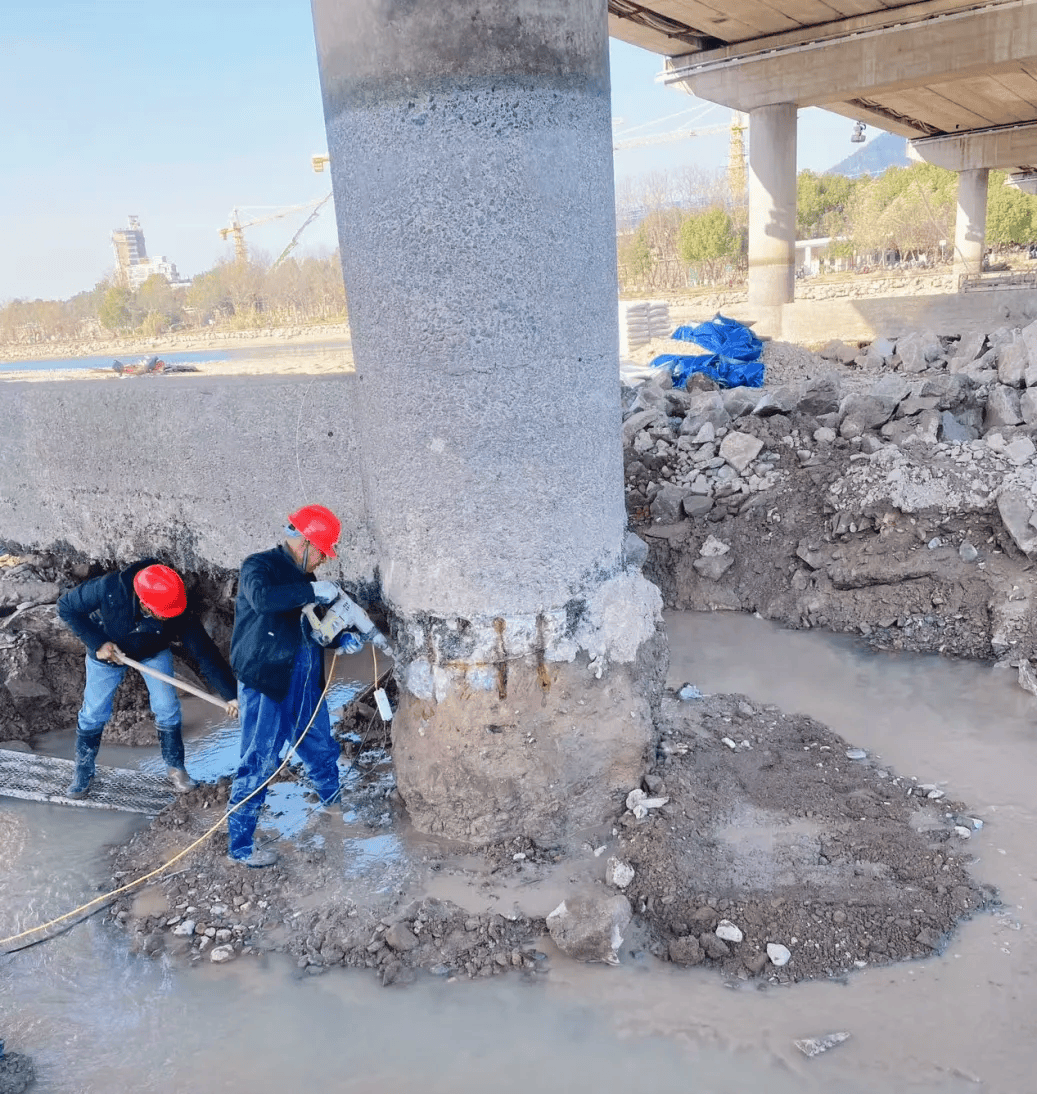 bigyegbak's tweet photo. In the urban construction zone, a communication tower stands tall, with workers clustering around a pier to reinforce foundation structures. https://t.co/Wh0c5TChOM