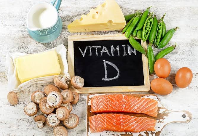 Ferhatarslandr's tweet photo. VİTAMİN D HAKKİNDA

1- Önce şuna bakalım.
Kanınızdaki vitamin D gerçekten doğru ölçülüyor mu?

Tahlilde Vitamin D diye gördüğümüz değer aslında çoğunlukla 25(OH)D adlı maddenin kandaki miktarıdır.

Ama önemli bir ayrıntıyı geçmeyelim.

Aynı kan örneği, farklı laboratuvarlarda farklı sonuç verebilir. Çünkü kullanılan cihaz, ölçüm yöntemi ve cihazın ayarı sonucu etkileyebilir. Bazı yöntemlerde bu fark daha belirgin olabilir.

Bu sorun o kadar bilinen bir sorun ki, ABD Hastalık Kontrol ve Korunma Merkezleri (CDC) vitamin D ölçümlerinin doğru ve birbirleriyle karşılaştırılabilir olması için özel bir standardizasyon programı yürütüyor.

En güvenilir referans yöntemlerden biri LC-MS/MS denilen daha gelişmiş bir ölçüm tekniğidir. Bu yöntem vitamin D’nin farklı biçimlerini birbirinden ayırmada da daha başarılıdır.

Dolayısıyla raporunuzda:

Vitamin D: 21 ng/mL

yazıyorsa, bunu değişmez ve tartışmasız bir “21” olarak düşünmeyin.

Önce şu soruyu sorun.
Hangi yöntemle ölçüldü?
